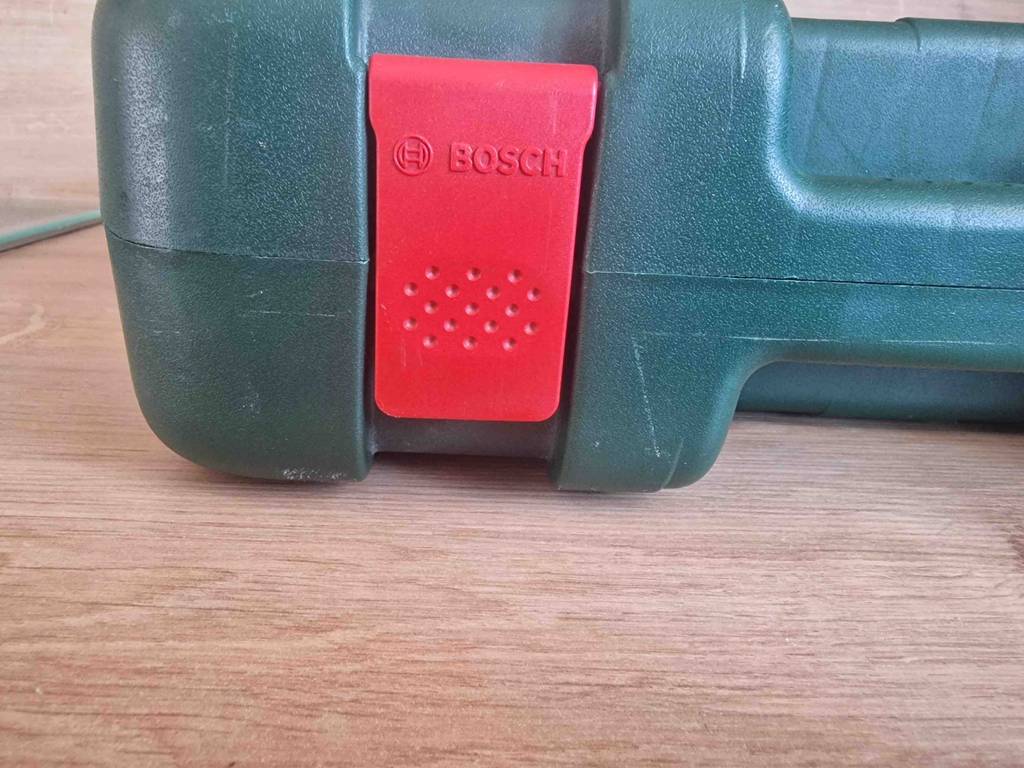 Detailansicht des Verschlusses des Aufbewahrungskoffers für einen getesteten Akkuschrauber.