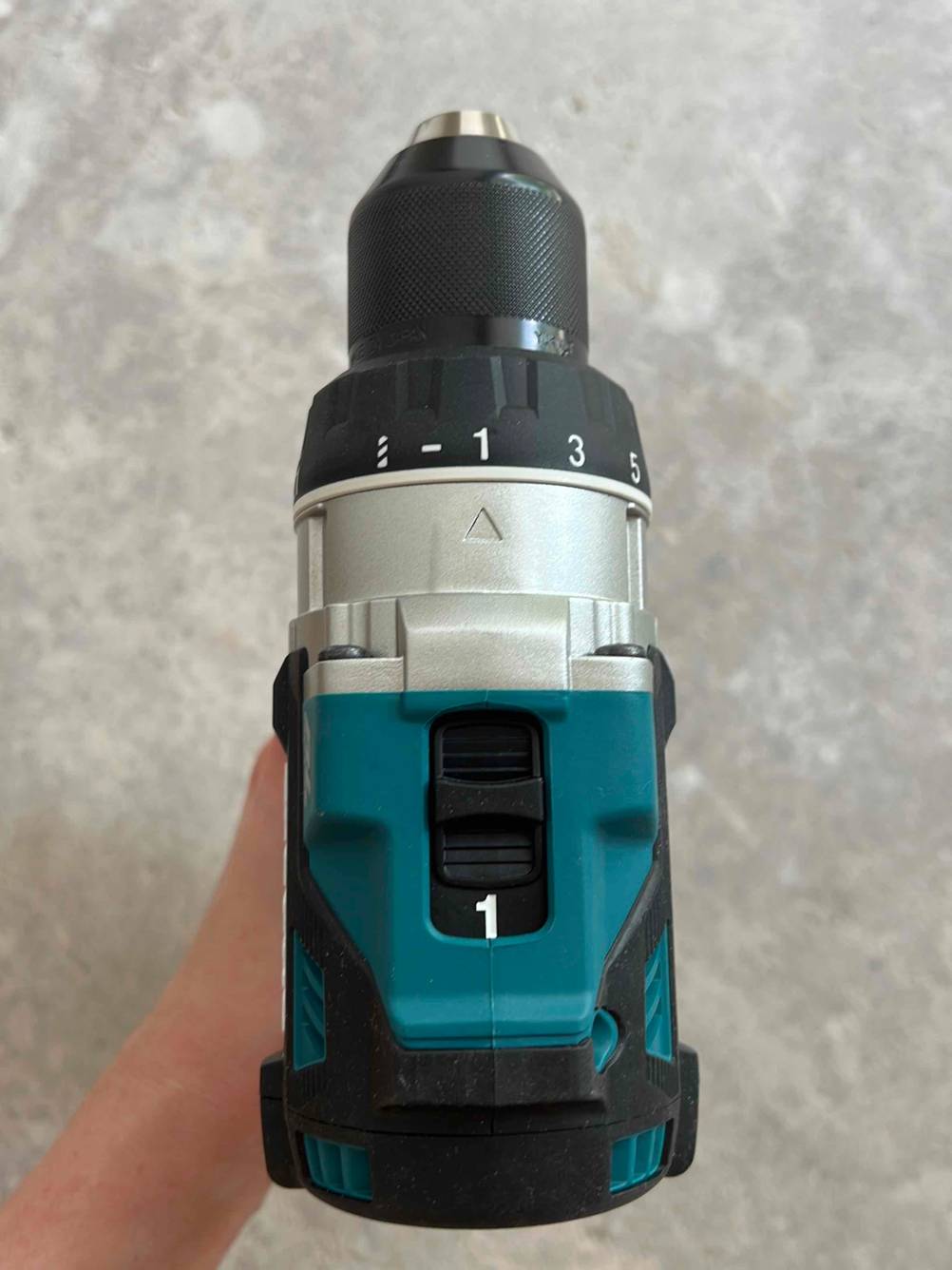 Im Test: Nahaufnahme der Oberseite eines bürstenlosen Akkuschraubers vor einer hellen Fläche.