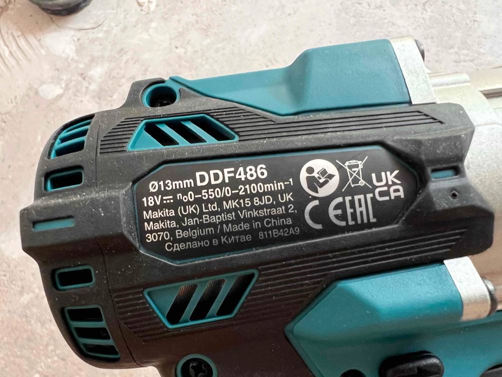 Akkuschrauber bürstenlos getestet: Nahaufnahme des Aufdrucks mit Informationen auf der Seite eines Gerätes.