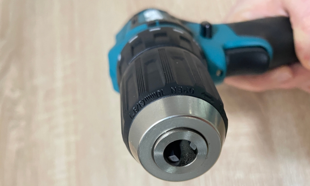 Makita DF333DSAE Akkuschrauber mit fokussierter Ansicht auf das Bohrfutter ohne eingesetzten Bit. Die Front des Schraubers ist aus kurzer Distanz fotografiert.