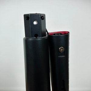 Zwei schwarze Metallrohrteile des AEG Ergorapido CX7-2-45AN in Nahaufnahme. Eine Schraubverbindung ist sichtbar.