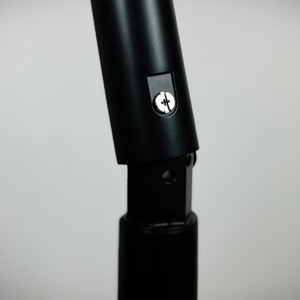 Detailaufnahme einer Schraube an der Rohrverbindung des AEG Ergorapido CX7-2-45AN. Die Schraube ist mittig zentriert.