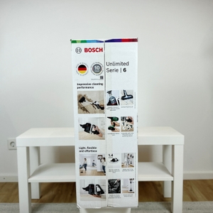 Die Rückseite der Bosch Unlimited Serie 6 Verpackung listet Produktfunktionen mit Bildern und Texten auf weißem Hintergrund.