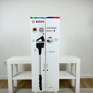 Die Verpackung des Bosch Unlimited Serie 6 BCS611AM zeigt das Produkt stehend mit weißem Hintergrund. Das Staubsauger-Modell ist in Originalgröße abgebildet.