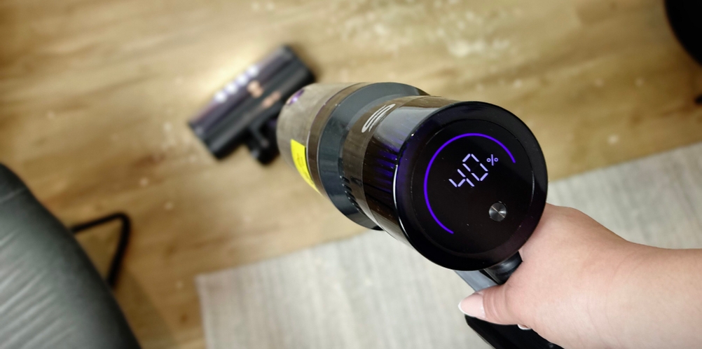Der Vistefly V15 Max zeigt während des Staubsaugens eine Akkustandanzeige von 40 %. Die LED-Düse ist in Betrieb.