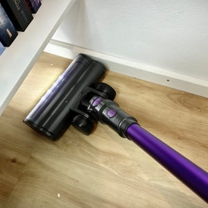 Die LED-Beleuchtung der Bodendüse des Vistefly V15 Max leuchtet den Boden unter einem Regal aus.