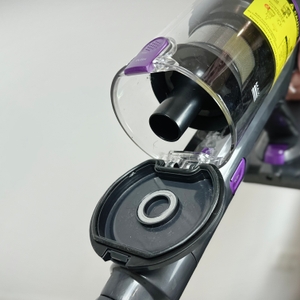 Der Filterbehälter des Vistefly V15 Max wird geöffnet. Der Zyklonbehälter ist leer und sauber.