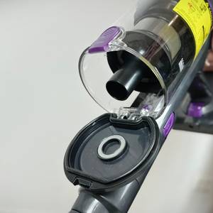 Der Filterbehälter des Vistefly V15 Max wird geöffnet. Der Zyklonbehälter ist leer und sauber.