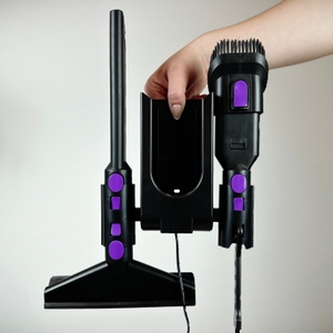 Zubehör und Wandhalterung des Vistefly V15 Max werden nebeneinander gezeigt. Verschiedene Aufsätze sind zu erkennen.