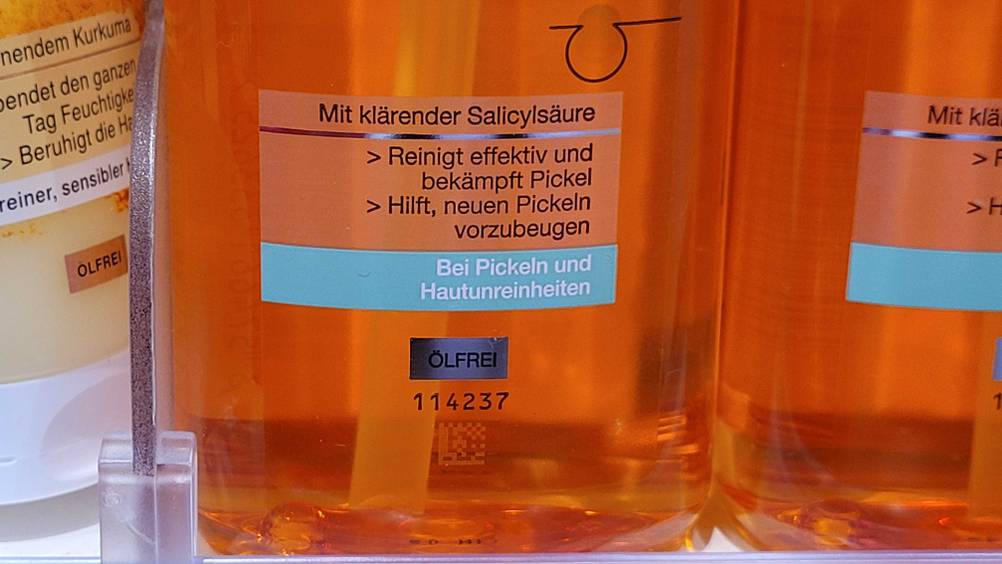 Akne-Seife-Test: Nahaufnahme der Informationen auf der Vorderseite der Verpackung.