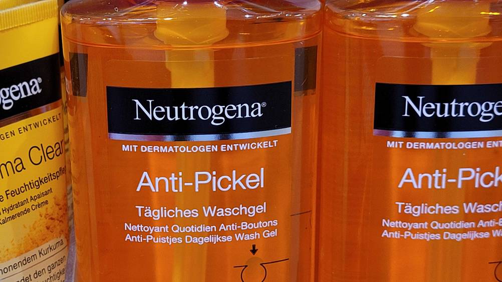 Akne-Seife im Test: Nahaufnahme des Logos und der Artikelbezeichnung auf der Flasche.