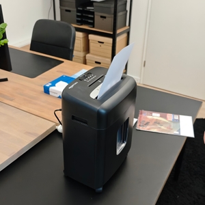 Ein Blatt Papier läuft durch einen Amazon Basics Aktenvernichter.