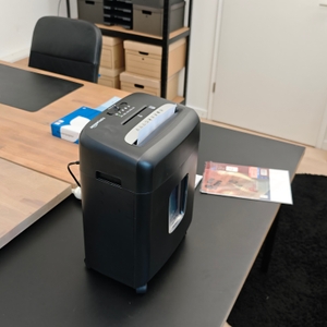 Ein Amazon Basics Aktenvernichter steht auf einem Schreibtisch.