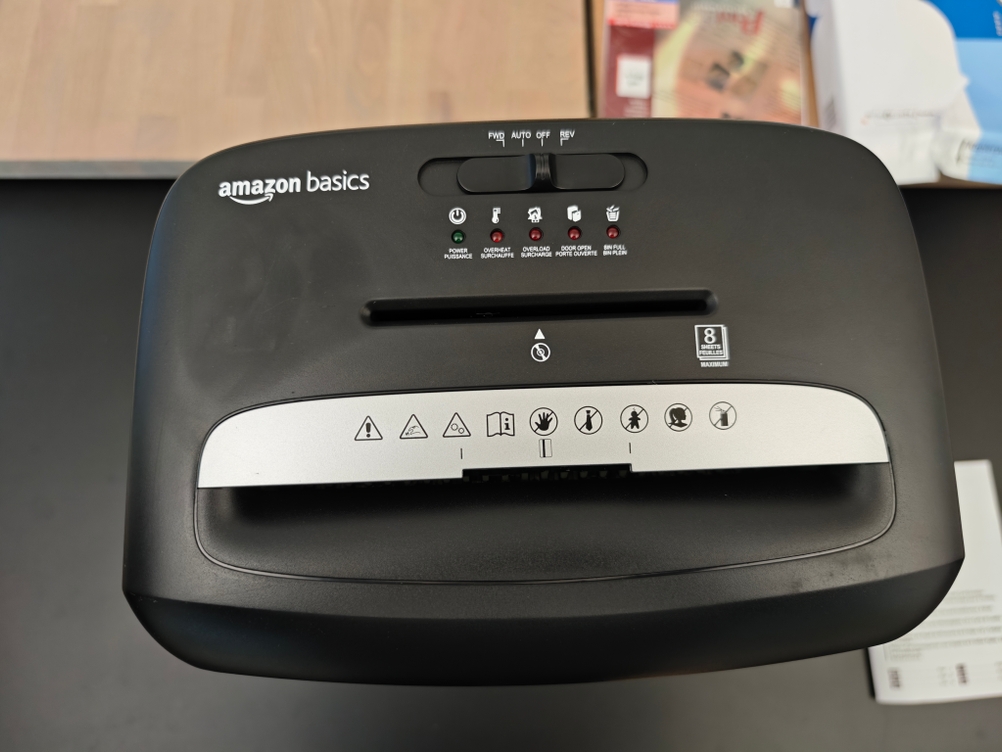 Nahaufnahme eines Amazon Basics Aktenvernichters von oben.