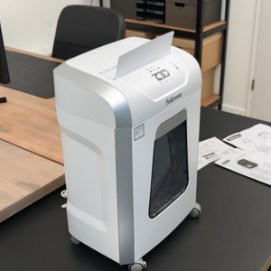 Ein Aktenvernichter zieht ein Blatt Papier ein.