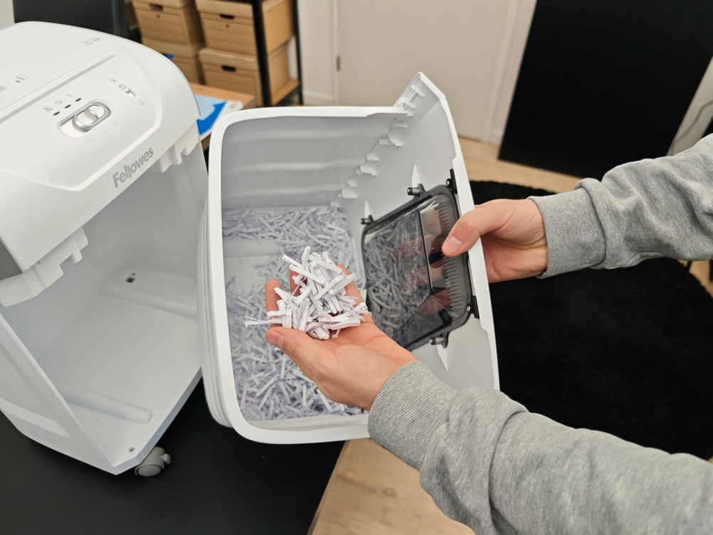 Eine Person hält den Schnitt eines Aktenvernichters von Fellowes in der Hand.