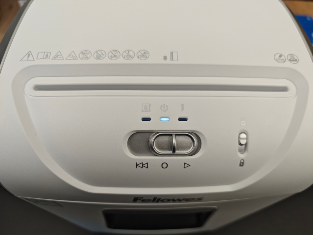 Nahaufnahme eines Fellowes Powershred von oben.