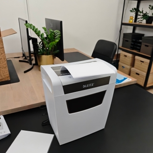 Ein Leitz IQ Home Office zieht viele Blätter Papier ein.