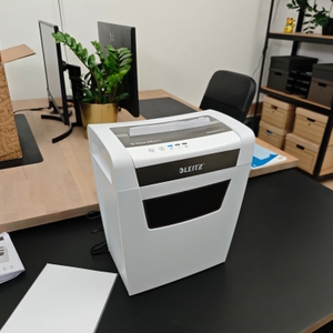 Ein Leitz IQ Home Office zieht ein Blatt Papier ein.