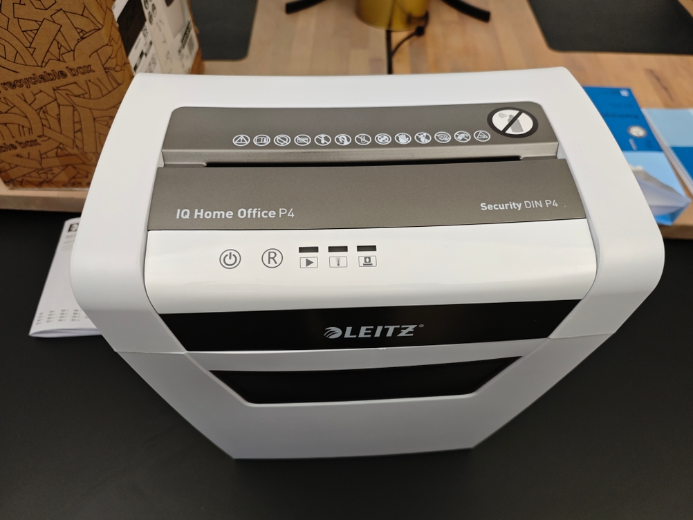 Nahaufnahme eines Leitz IQ Home Office von oben.