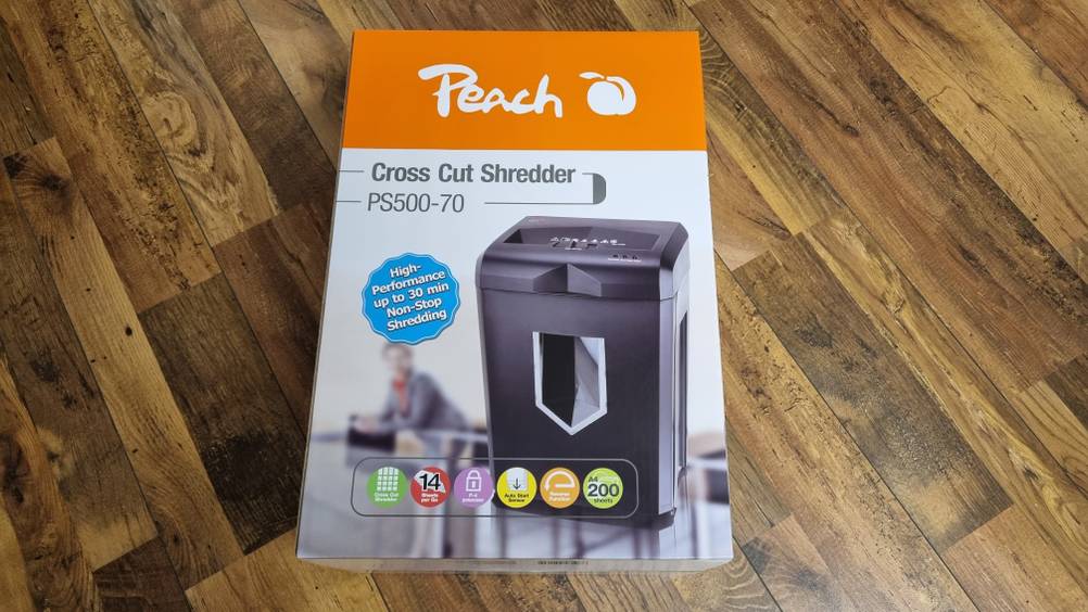 Peach Cross Cut Shredder PS500-70 liegt in der Verpackung auf dem Boden
