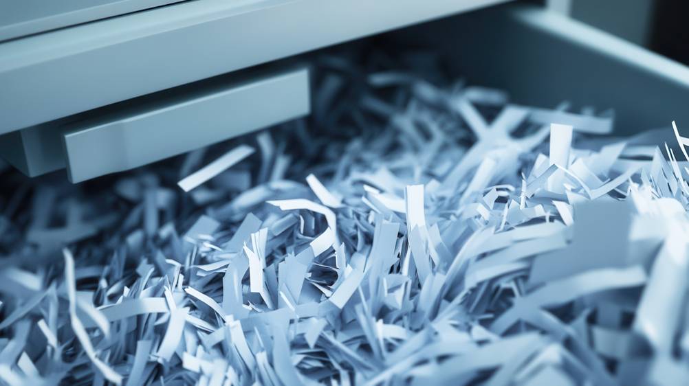 Papierstreifen im Auffangbehälter eines getesteten Fellowes-Aktenvernichters.