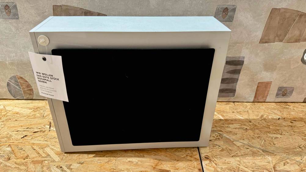 Ein getesteter Aktiv-Subwoofer von vorne auf einer Holzfläche.