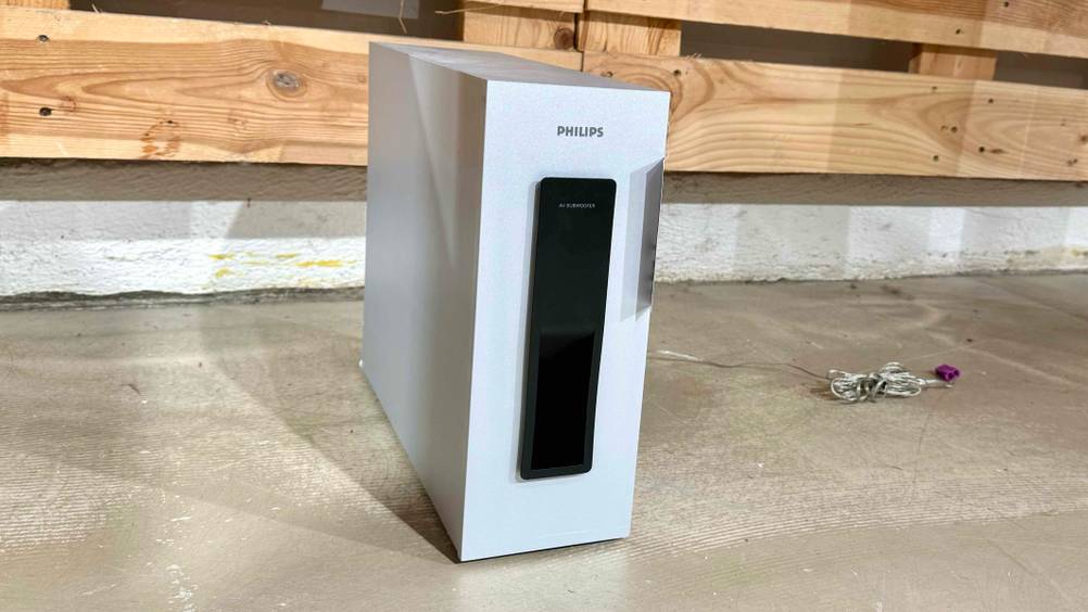 Getestet: Ein Aktiv-Subwoofer von der Seite auf einem Betonboden.