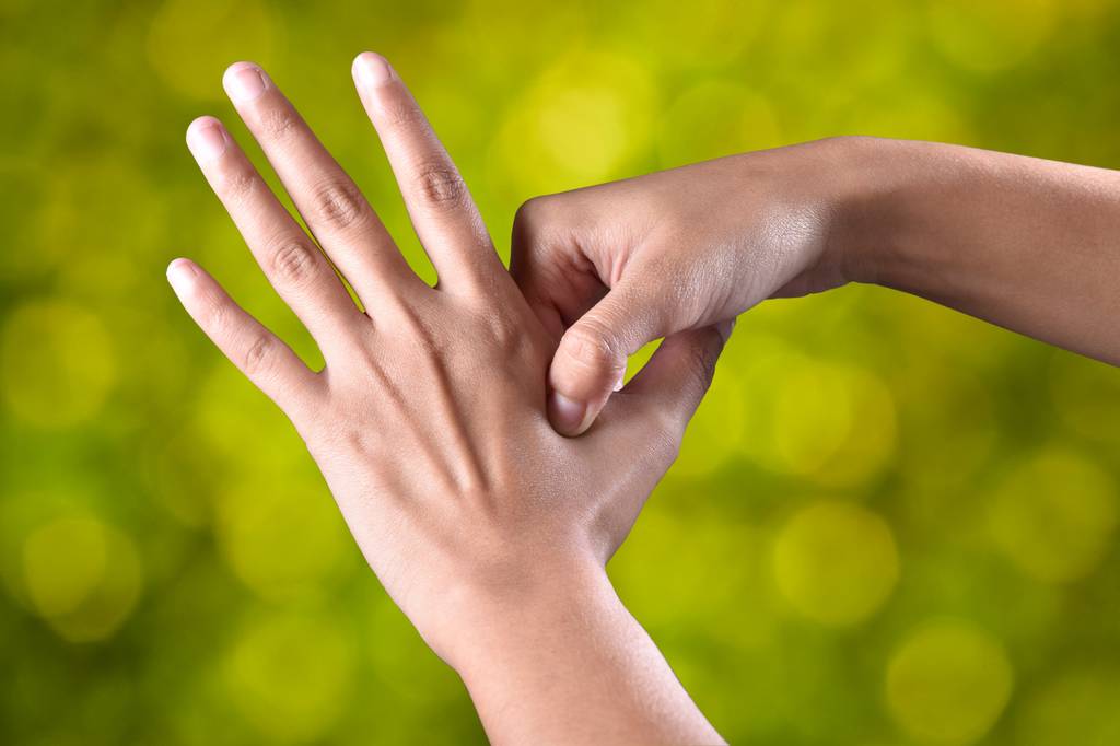 Akupressur-Clip-Test: Eine Person fasst sich an einen Akupressur-Punkt an der Hand. 