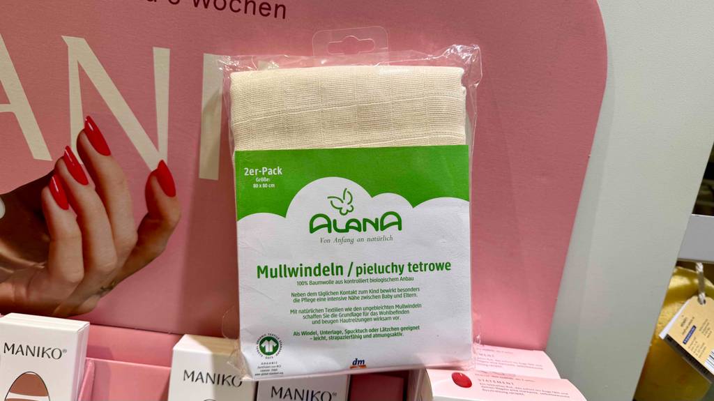 Getestete Mullwindeln im 2er-Pack befinden sich in einem Drogeriemarkt.