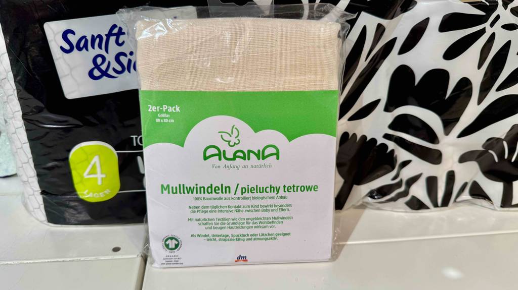 Mullwindeln getestet: Ein 2er-Pack steht vor Toilettenpapier.