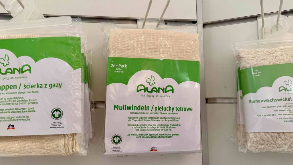 Mullwindeln im Test: Mehrere 2er-Packs hängen nebeneinander an einem Verkaufsstand.