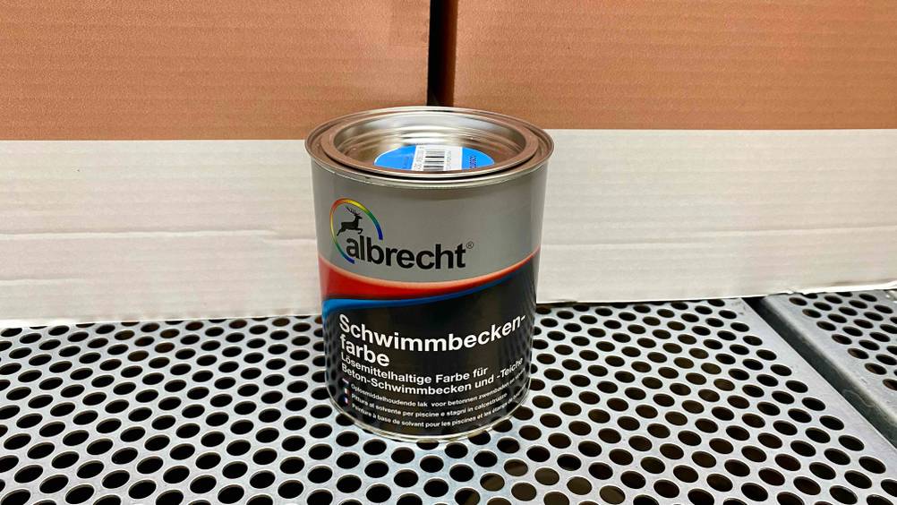 Schwimmbadfarbe im Test: Behälter steht auf dem Regal.