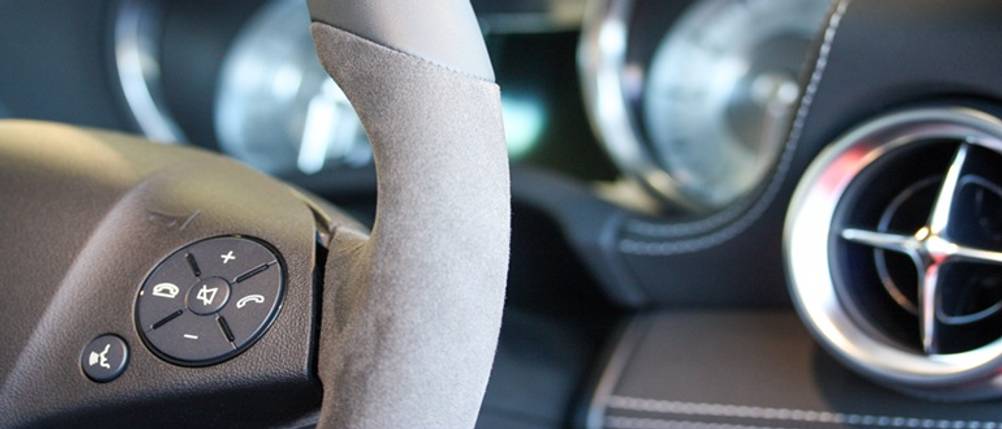 Alcantara-Reiniger im Test: Ein Lenkrad mit Alcantara-Besatz.
