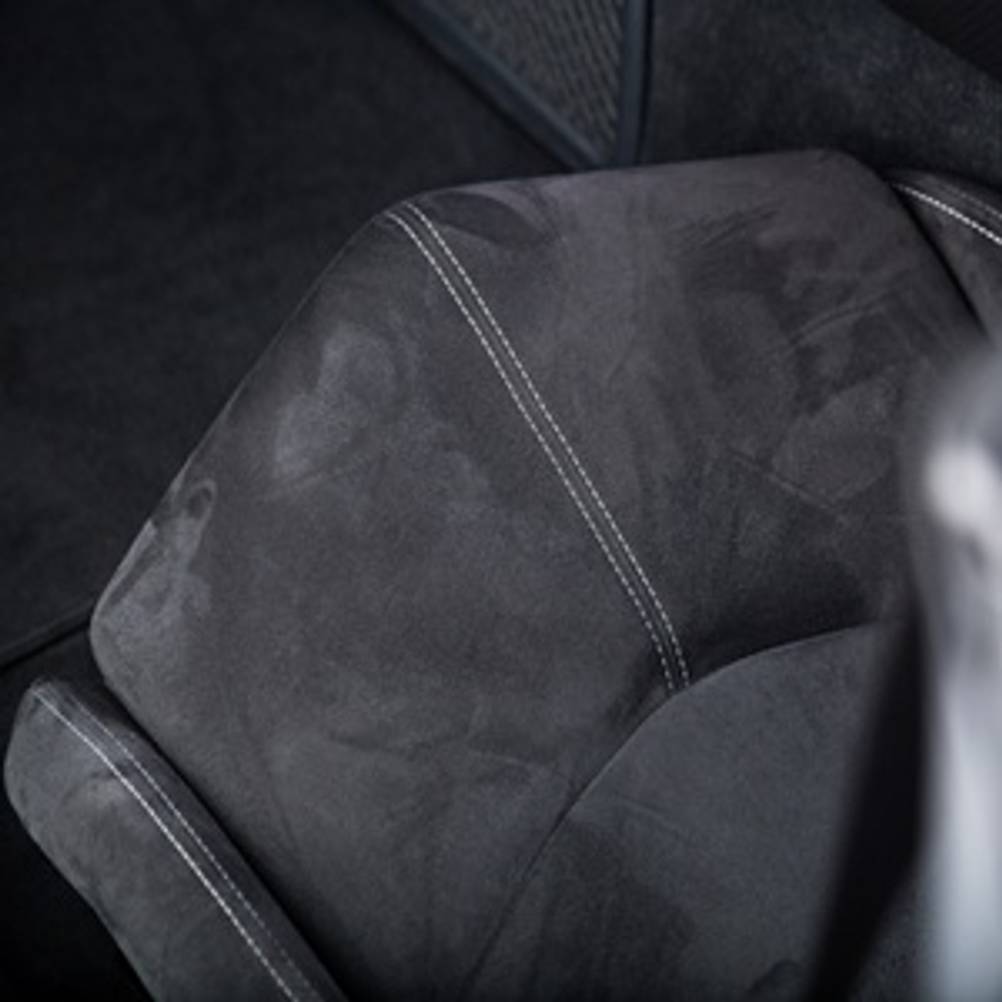 Alcantara-Reiniger getestet: Ein Autositz mit Alcantara-Bezug