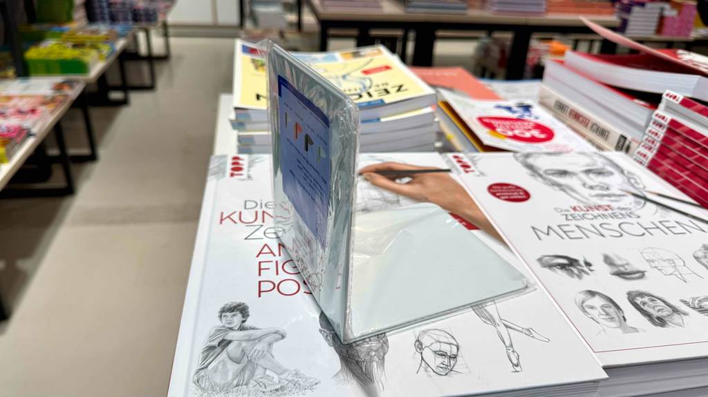 Im Test: Eine Buchstütze steht aufrecht auf Kunstzeichenblöcken.