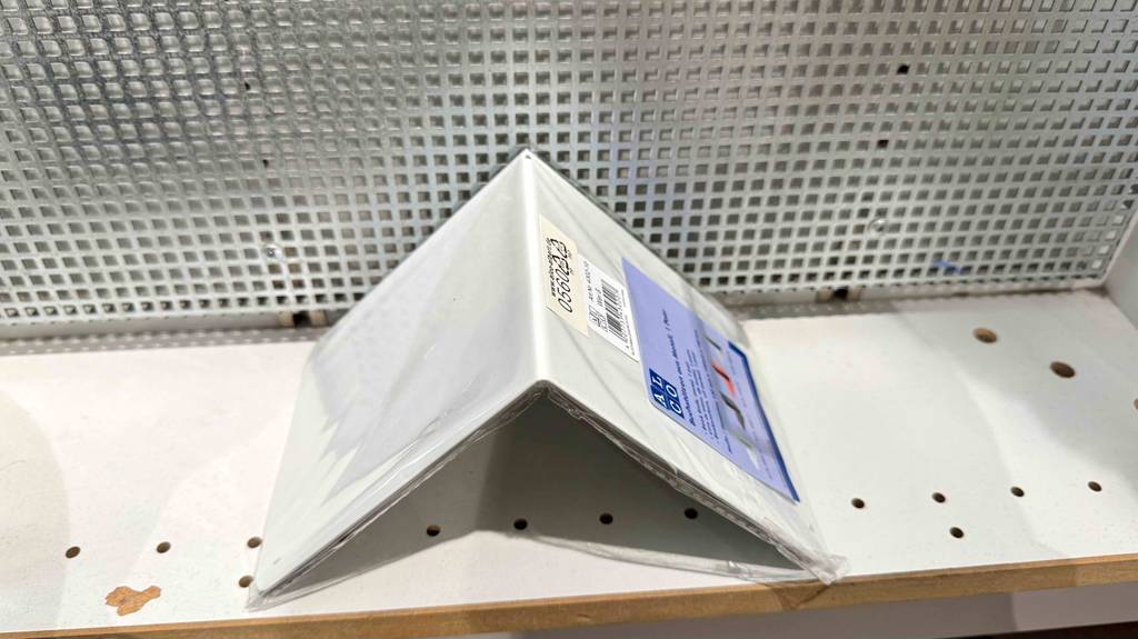 Blick von schräg oben auf eine als Dach stehende Buchstütze im Test.