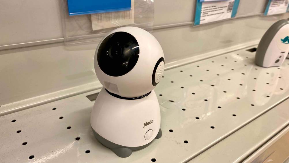 Getestet: Ein Babyphone mit Kamera-App auf einem Ausstellungsregal neben anderen Produkten.