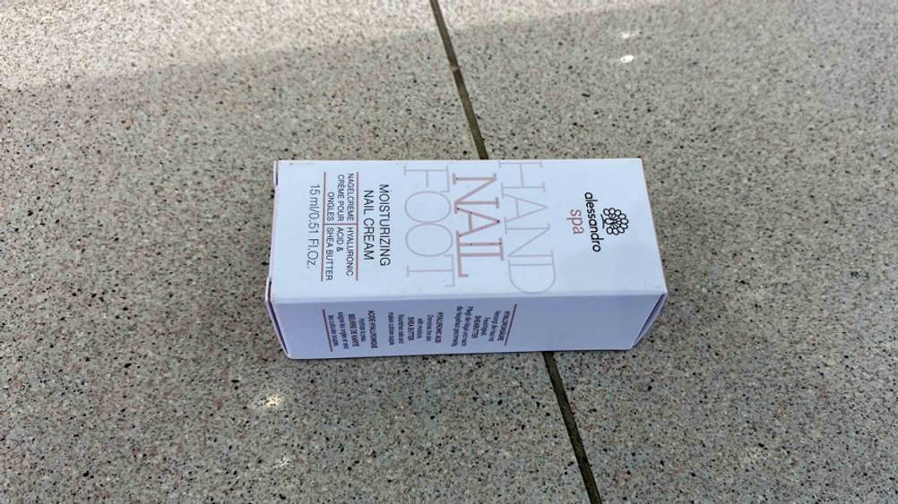 Alessandro Spa Nagelhautentferner getestet: Produkt befindet sich in einer hellen Verpackung.