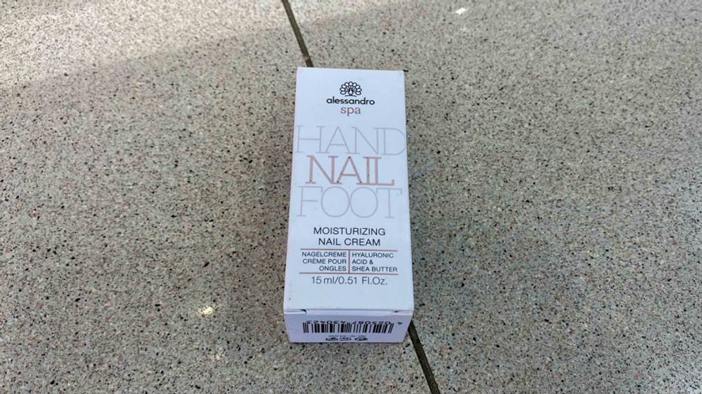 Alessandro Spa Nagelhautentferner im Test: Verpackung liegt auf dem Boden.