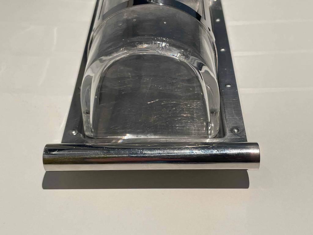 Detailansicht einer getesteten Butterdose aus Glas.
