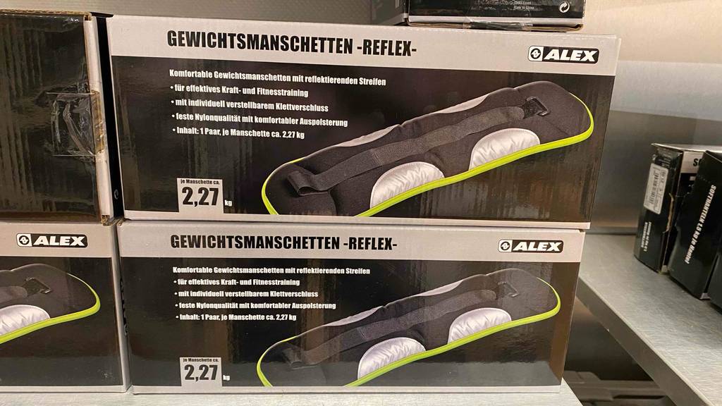 Gewichtsmanschetten-Test: Verpackungen der Marke Alex in einem Verkaufsregal.