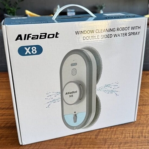 Der Karton des Alfabot X8 steht auf einem Tisch