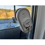 Der Alfabot X8 beim Reinigen eines Fensters