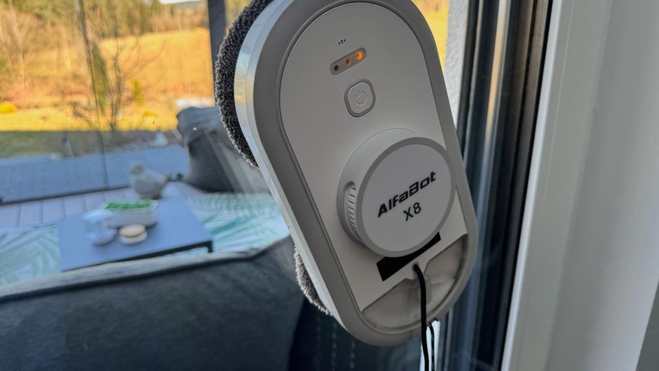 Der Alfabot X8 beim Reinigen eines Fensters
