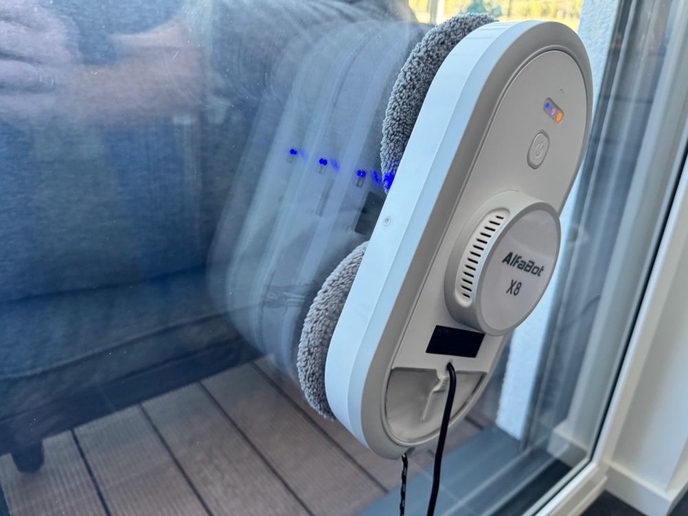 Der Alfabot X8 beim Reinigen einer Scheibe