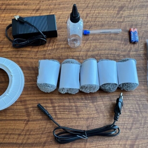 Das Zubehör des Alfabot X8 liegt auf einem Tisch