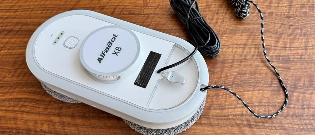 Der Alfabot X8 steht auf einem Tisch
