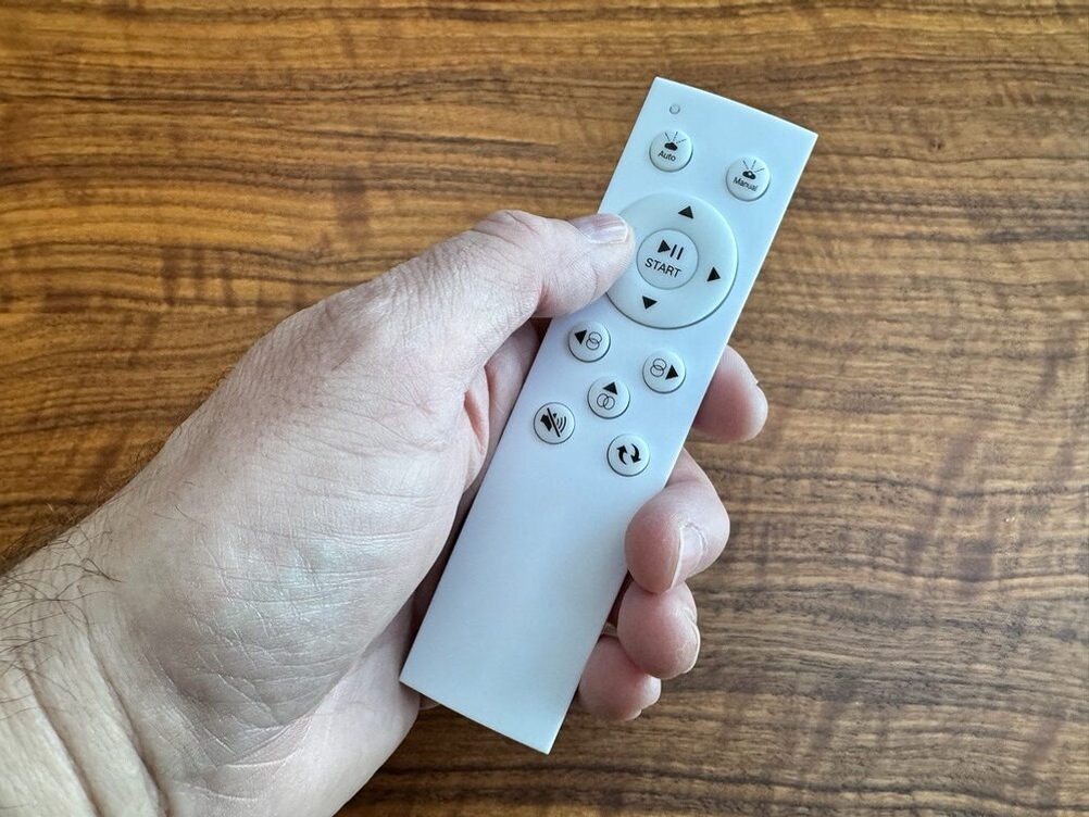 Die Fernbedienung des Alfabot X8