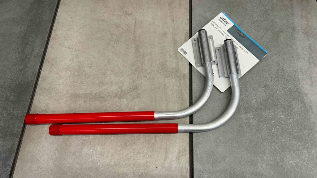 Fahrradhalter-Test: ein Doppel-Haken-Modell mit roter Beschichtung liegt auf dem Boden.